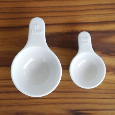 画像1: 【SALIU KITCHEN】立つ　こさじスプーン　/自立/小匙/小さじ/メジャースプーン/軽量スプーン/磁器/陶器/日本製/キッチンツール