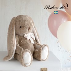 画像1: 【Bukowski】ウサギのパトリック　Patrick　40cm 　首にリボン　ブラウン　スウェーデンのぬいぐるみ　ソフトトイ　ブコウスキー　誕生日　 (1)