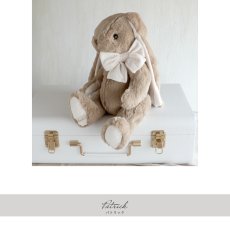 画像4: 【Bukowski】ウサギのパトリック　Patrick　40cm 　首にリボン　ブラウン　スウェーデンのぬいぐるみ　ソフトトイ　ブコウスキー　誕生日　 (4)
