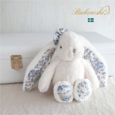 画像1: 【Bukowski】ウサギのカニーナ フローラル　Frendly Kanina Floral  フローラル　ブルー＆ホワイト 30cm 　スウェーデンのぬいぐるみ　ソフトトイ　ブコウスキー　誕生日　 (1)