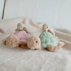 画像14: 【Bukowski】カメのサンディー　Baby Sandy　グリーン　ピンク　20cm 　スウェーデンのぬいぐるみ　ブコウスキー  ソフトトイ 誕生日　結婚式　 (14)