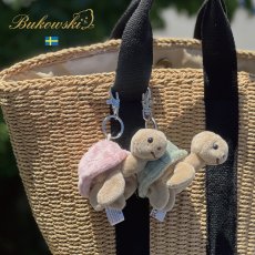 画像1: 【Bukowski】カメのサンディー　バッグチャーム　Sandy　グリーン　ピンク　10cm 　スウェーデンのぬいぐるみ　ブコウスキー  ソフトトイ 誕生日　 (1)