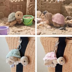画像4: 【Bukowski】カメのサンディー　バッグチャーム　Sandy　グリーン　ピンク　10cm 　スウェーデンのぬいぐるみ　ブコウスキー  ソフトトイ 誕生日　 (4)