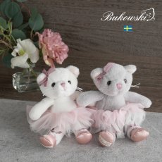 画像1: 【Bukowski】猫のアルバティーナ＆アーニャ　Albertina & Anya　18cm バレリーナ　チュチュ　スウェーデンのぬいぐるみ　ブコウスキー　誕生日　 (1)
