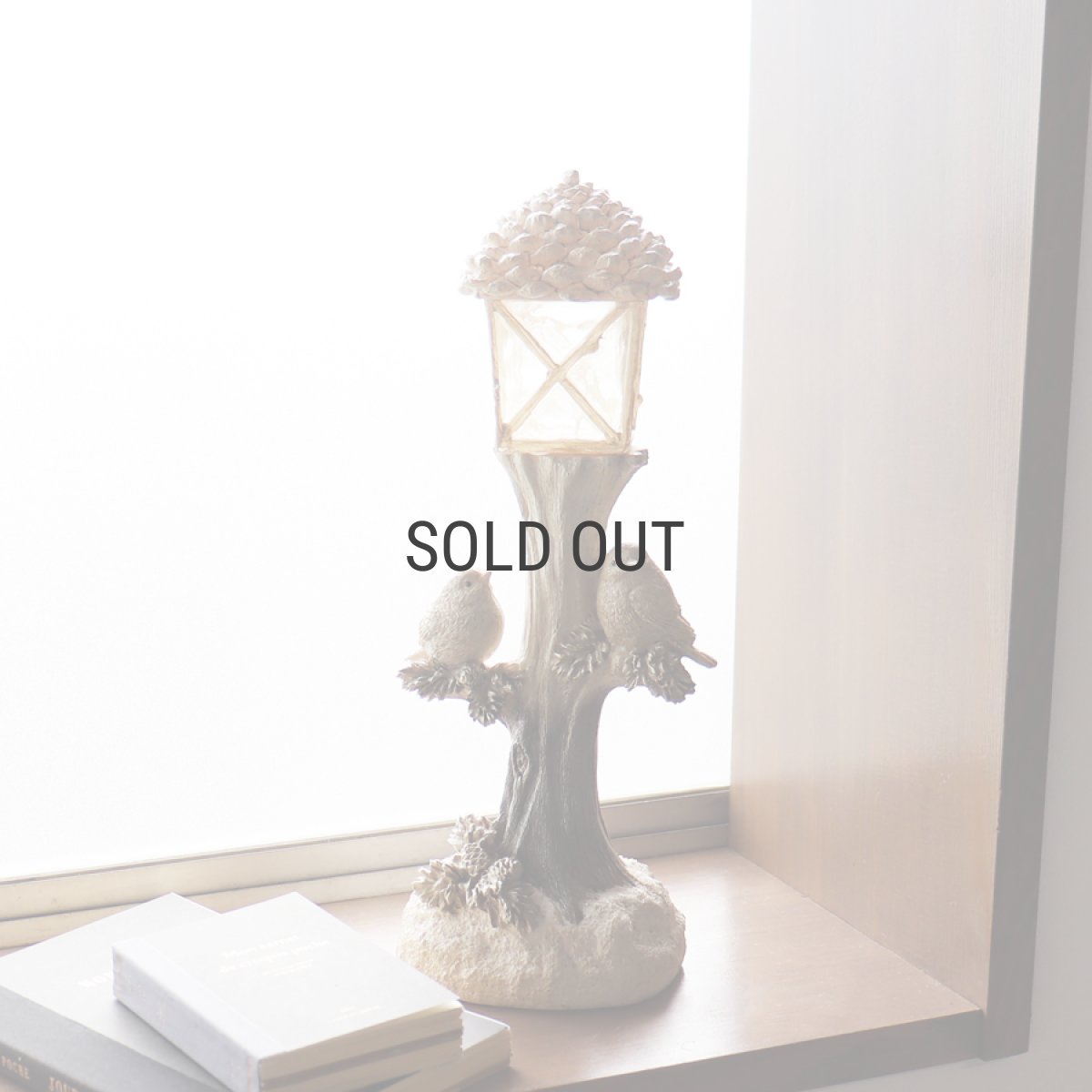 画像1: 【HM】バードLEDランプポストオブジェ　LEDライト　ランプオブジェ　小鳥　松ぼっくり　電池式　H31cm (1)