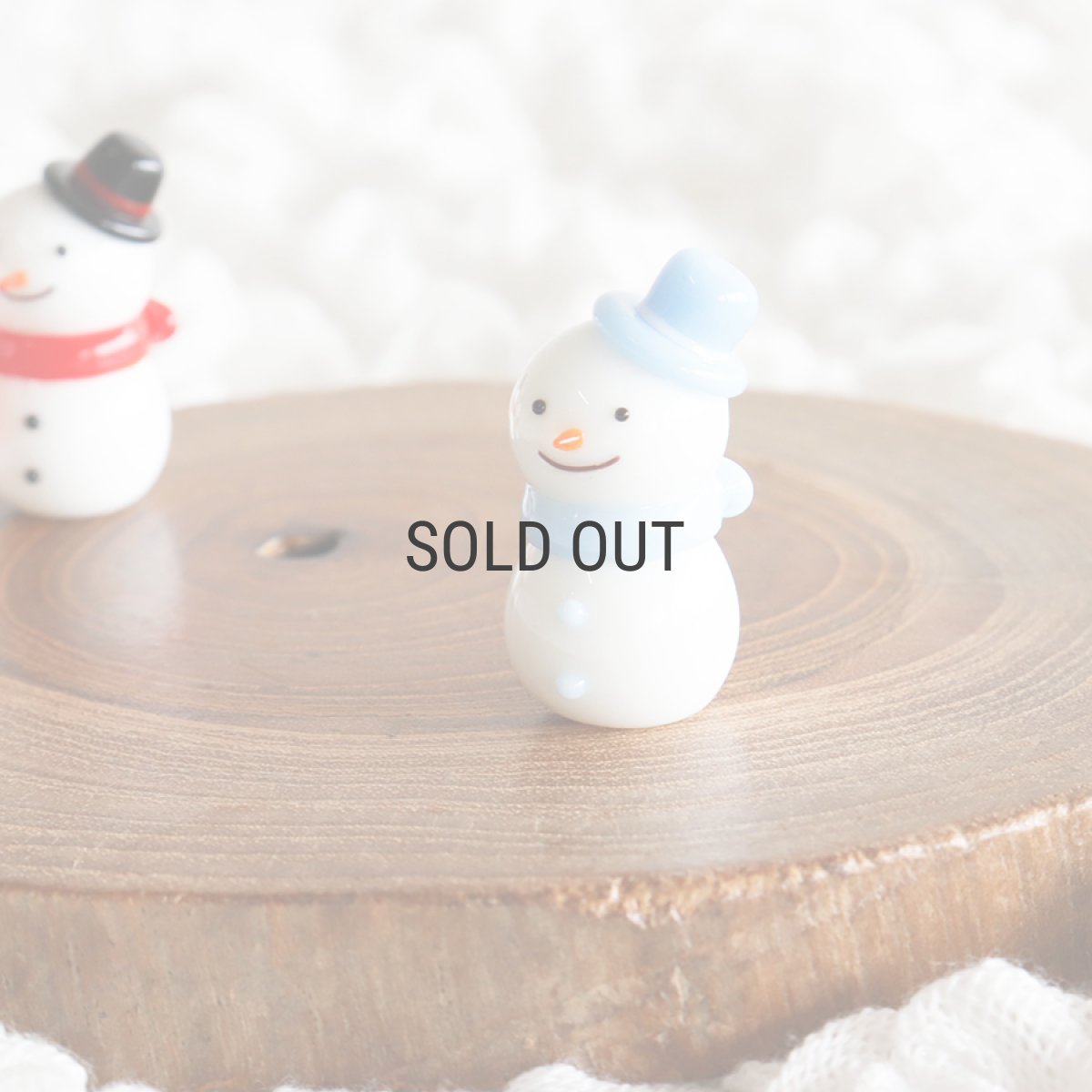画像1: 【The Joy Luck Club】シルクハットスノーマン　ライトブルー　27mm マフラー　雪だるま　ガラス製　オブジェ　クリスマス　ミニチュア  (1)