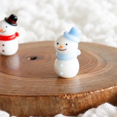 画像1: 【The Joy Luck Club】シルクハットスノーマン　ライトブルー　27mm マフラー　雪だるま　ガラス製　オブジェ　クリスマス　ミニチュア  (1)