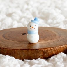 画像2: 【The Joy Luck Club】シルクハットスノーマン　ライトブルー　27mm マフラー　雪だるま　ガラス製　オブジェ　クリスマス　ミニチュア  (2)