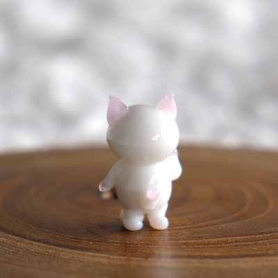 画像2: 【The Joy Luck Club】ピンクリボン　白猫　ネコ　　ねこちゃん　ガラス製　オブジェ　ミニチュア