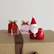 画像1: 【The Joy Luck Club】サンタさんプレゼントを持って　32mm　ガラス製　オブジェ　クリスマス　ミニチュア (1)