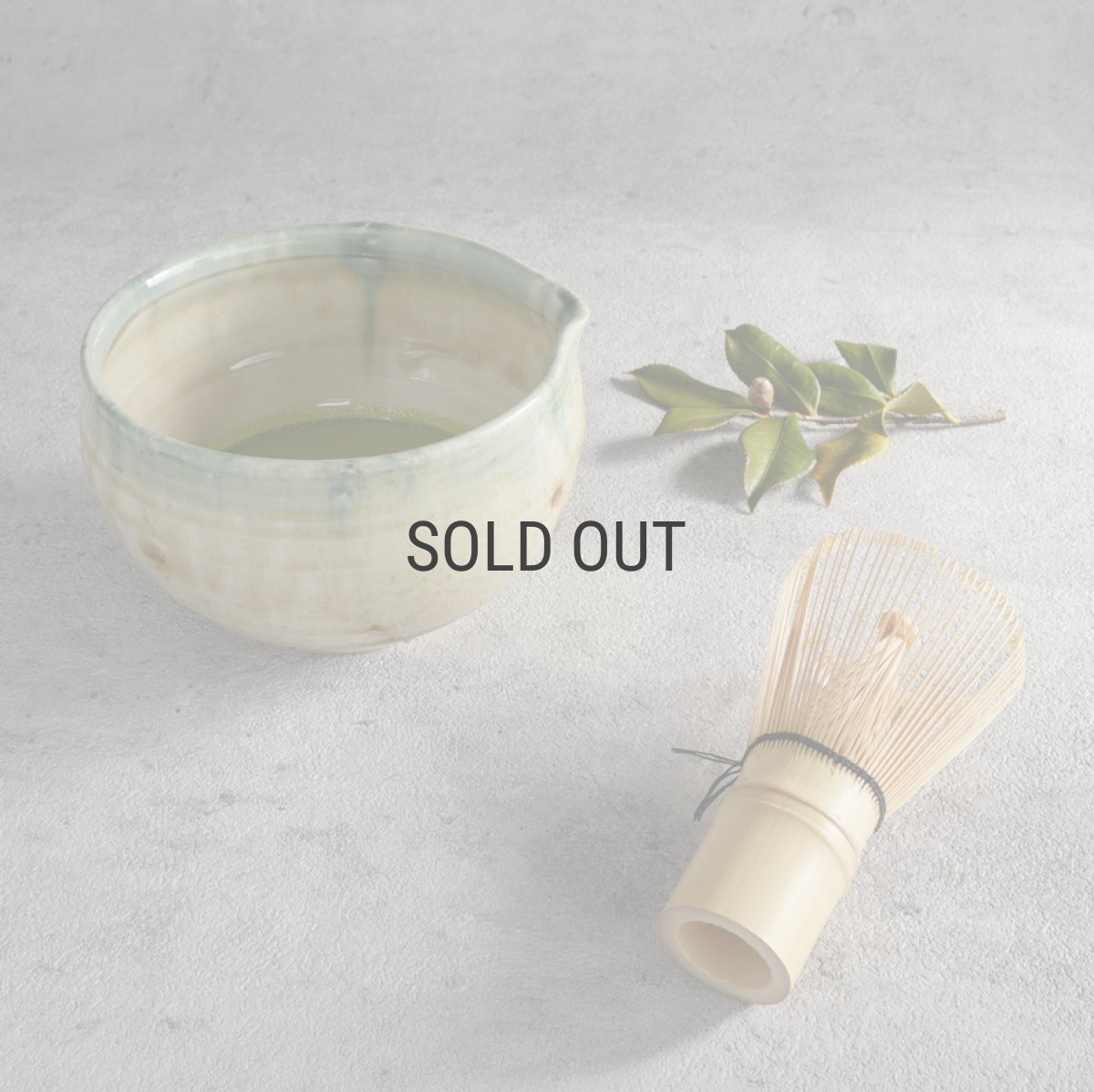 画像1: 【南楽窯】美濃焼  織部流し　片口抹茶碗    日本製  φ13cm   抹茶オレ (1)