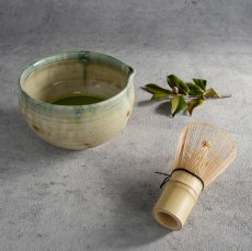 画像1: 【南楽窯】美濃焼  織部流し　片口抹茶碗    日本製  φ13cm   抹茶オレ (1)