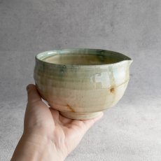 画像7: 【南楽窯】美濃焼  織部流し　片口抹茶碗    日本製  φ13cm   抹茶オレ (7)