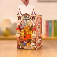 画像9: 【Rolife】 Fairytale Amusement Parkフェアリーテイル遊園地　Book Nook　ブックヌーク　英語版説明書 ウッドパズル　ミニチュア　ブックエンド DIY (9)