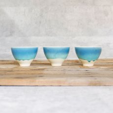 画像10: 【SAKUZAN】-藍-　グラデーション　碗　茶碗　ターコイズ　ボール　カップ　お碗　作山窯　日本製　美濃焼　釉薬　涼しげ　 (10)