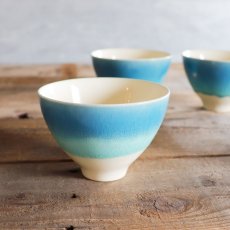 画像2: 【SAKUZAN】-藍-　グラデーション　碗　茶碗　ターコイズ　ボール　カップ　お碗　作山窯　日本製　美濃焼　釉薬　涼しげ　 (2)