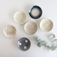 画像7: 【作山窯-SAKUZAN-】 -凛- 豆皿　φ97mm　小皿　しょうゆ皿　小物入れ　作山窯　日本製　美濃焼　ねずみドット　生成りドット　紺吹き　イッチン　市松　 刷毛目 (7)