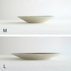 画像9: 【作山窯-SAKUZAN-】- 凛 - 平皿  M (φ19.5） L(φ26）紺吹き　日本製　陶器 美濃焼　Nature Ave.オリジナル (9)
