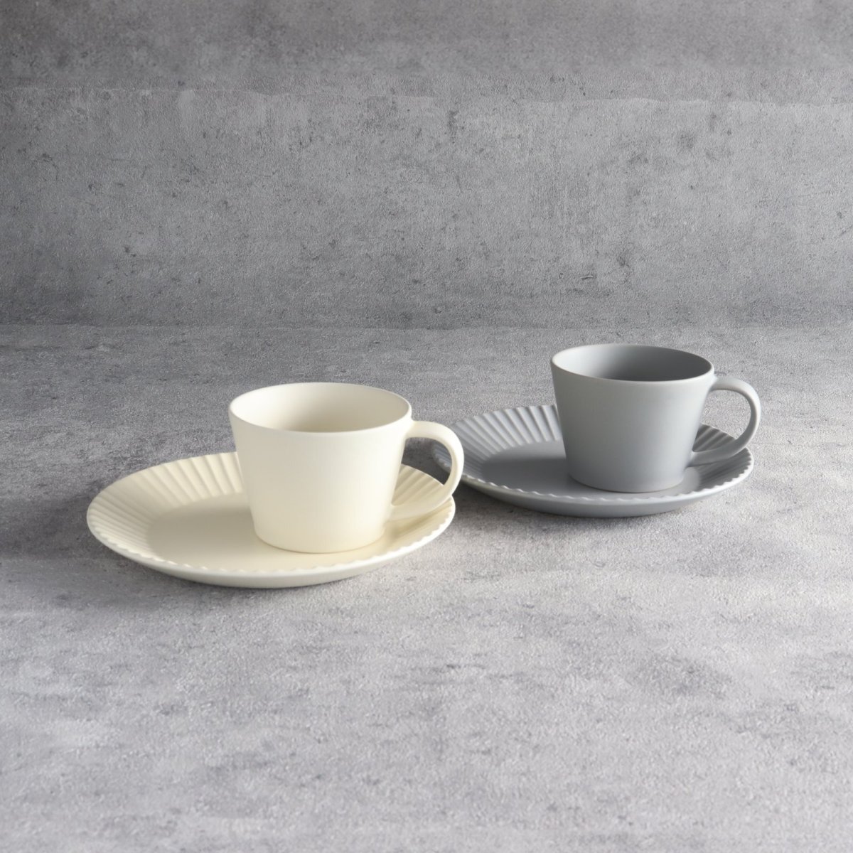 画像2: 【 Gift 】SAKUZAN DAYS Sara  ストライププレートM 19cm  カップ ペアセット 磁器 日本製 作山窯 クリーム グレー (2)