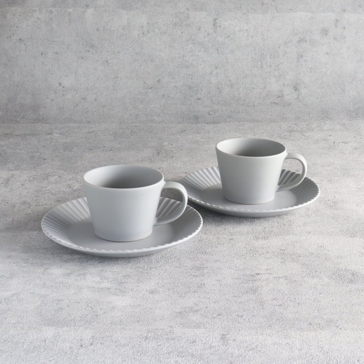 画像4: 【 Gift 】SAKUZAN DAYS Sara  ストライププレートM 19cm  カップ ペアセット 磁器 日本製 作山窯 クリーム グレー (4)