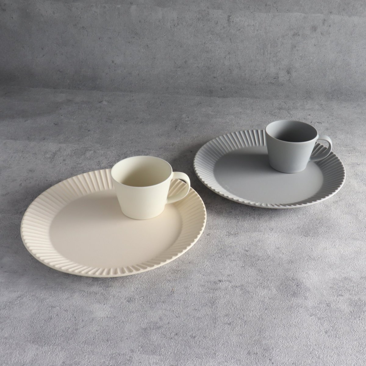 画像2: 【Gift 】SAKUZAN DAYS Sara ストライププレートL  φ27cm カップ ペアセット 磁器 日本製 作山窯 (2)