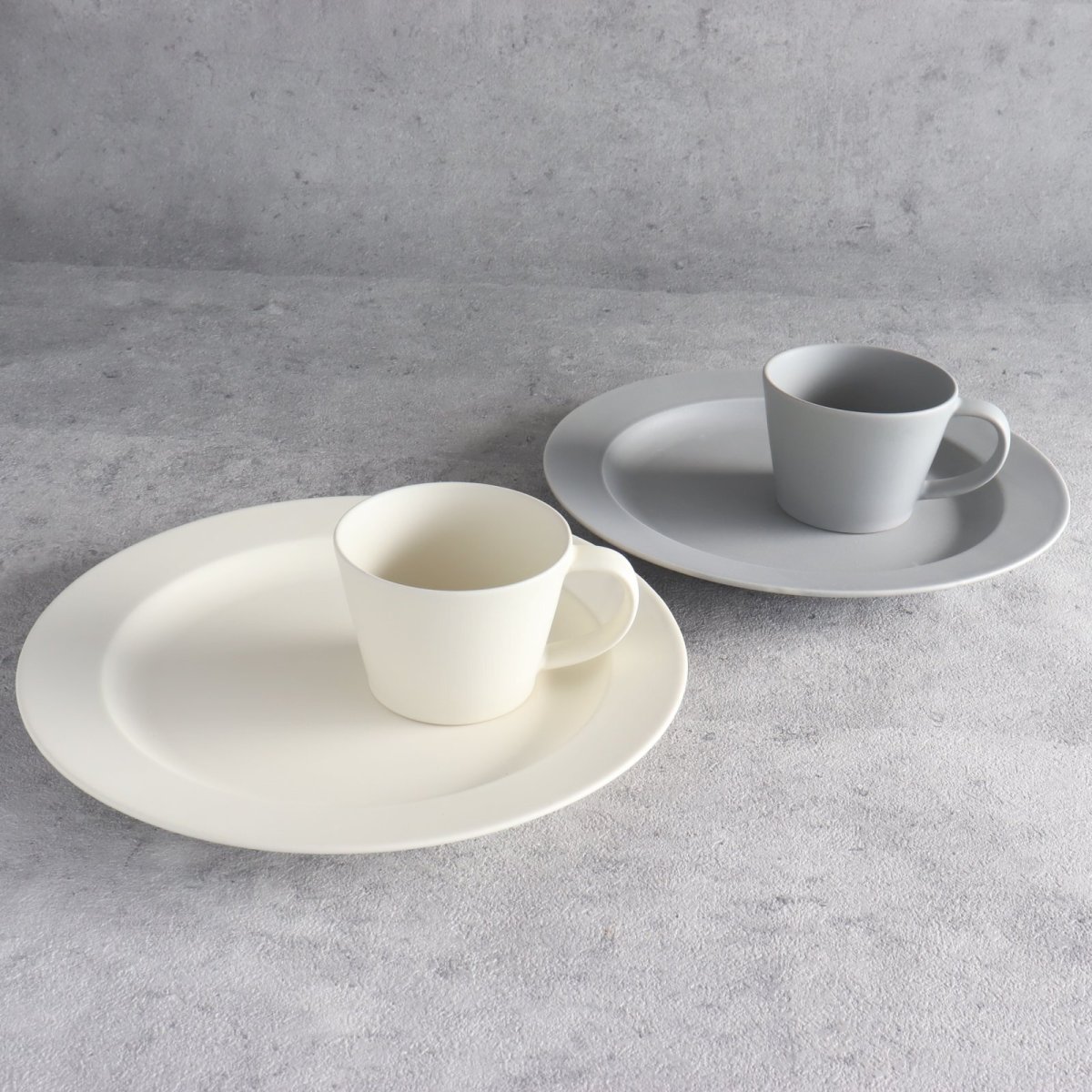 画像2: 【 Gift 】SAKUZAN DAYS Sara  10" プレート26cm  マグカップ ペアセット 磁器 日本製 作山窯 クリーム グレー (2)