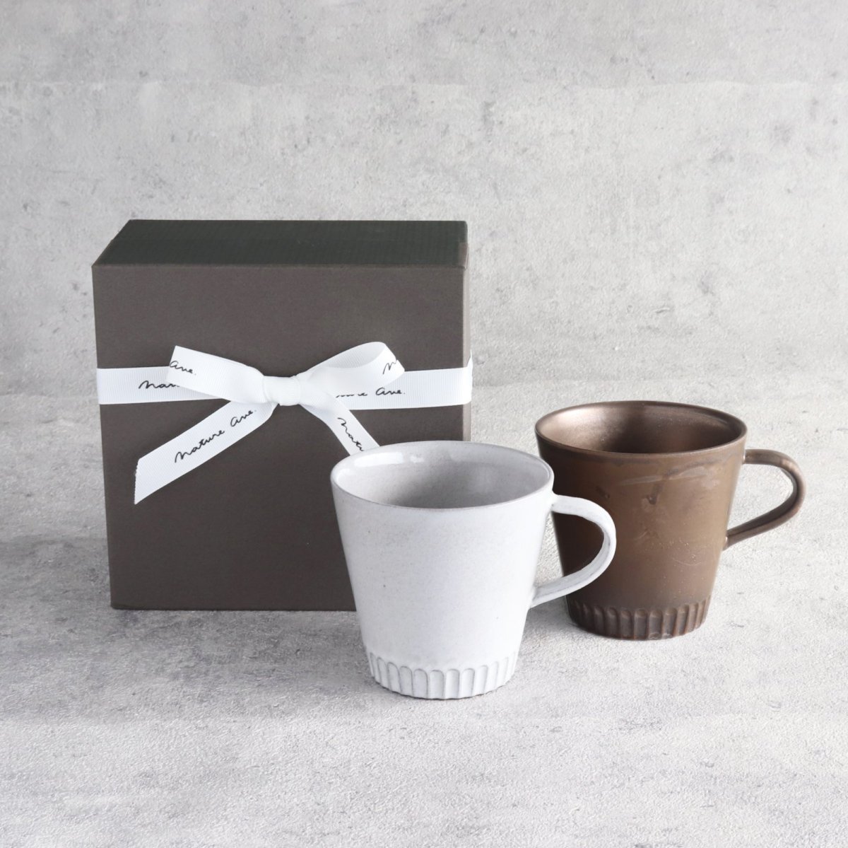 画像1: 【 Gift 】SAKUZAN DAYS  ストライプ　マグカップ　2個セット　DAYS　ホワイト　ブロンズ　Stripe Mug cup 日本製　美濃焼　作山窯 (1)