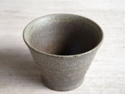 画像1: 【作山窯-SAKUZAN-】炭化　生成りボーダー ロックカップ/グレイ/アイボリー/焼酎カップ/美濃焼き/麦酒カップ