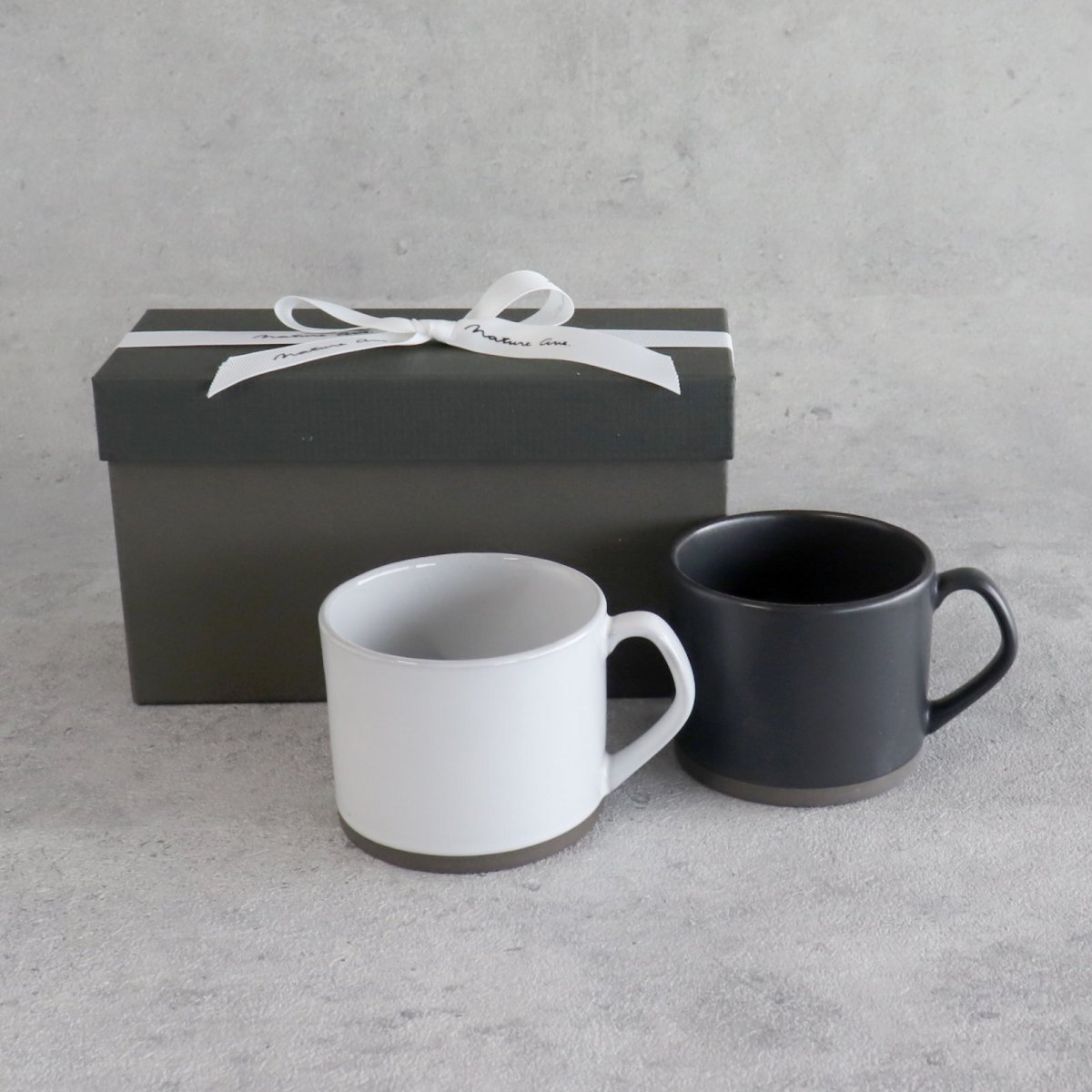 画像1: 【 Gift 】　Saveur  ストレートマグカップ　2個セット　ホワイト　ブラック　日本製　美濃焼　 (1)
