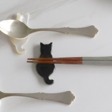 画像1: 【Pearl Collection】黒水牛　猫　箸置き　M　インテリア　オーナメント　ねこ　ネコ　黒猫 (1)