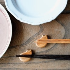 画像1: 【TEAK WOOD】猫の箸置き　木製　猫好きさんの心をくすぐる。天然木でつくった、大人可愛いカトラリーレスト　Sleep Smile   (1)