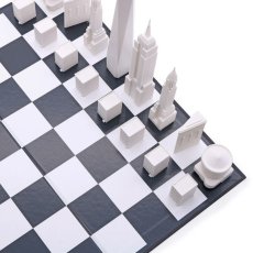 画像2: 【Skyline Chess 】ニューヨークシティエディション　チェスセット　ペーパーボード 　チェス 　スカイラインチェス　THE NEW YORK CITY EDITION　トイ　オブジェ　インテリア　お洒落　おしゃれ　かっこいい　モダン　ギフト　 (2)