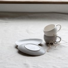 画像3: 【SALIU】結 YUI 　ティープレート　ソーサー　茶托　陶器  磁器 白磁 丸い かわいい 可愛い 美濃焼 急須 日本製  ＬＯＬＯ ロロ　 おしゃれ　紅茶のための茶器　人気　おすすめ　デザイン (3)