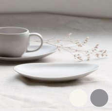 画像1: 【SALIU】結 YUI 　ティープレート　ソーサー　茶托　陶器  磁器 白磁 丸い かわいい 可愛い 美濃焼 急須 日本製  ＬＯＬＯ ロロ　 おしゃれ　紅茶のための茶器　人気　おすすめ　デザイン (1)