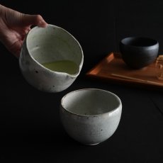 画像5: 【SALIU】抹茶彼是　兵山窯　片口抹茶碗　粉引き　黒柿釉　美濃焼　日本製　SALIU craft Japan (5)