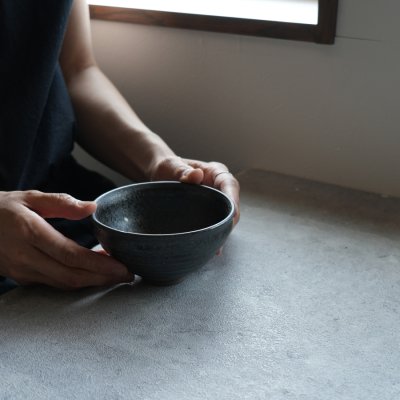 画像2: 【SALIU】抹茶彼是　正庵窯　京型抹茶碗　粉引き　黒流し　美濃焼　日本製　SALIU craft Japan　