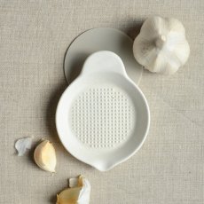 画像1: 【SHIKIKA】にんにくおろし　暮らしの小道具　にんにく　擦りおろし　白　磁器　美濃焼　日本製SALLIU　 (1)