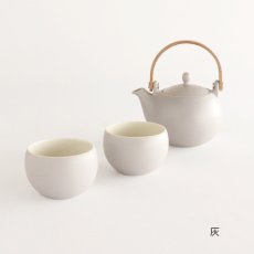 画像10: 【SALIU】結 YUI 土瓶 急須 330ml 湯呑み（カップ小　掛け分け） 3点 Set　ギフト　美濃焼 　灰　浅葱　桜 (10)