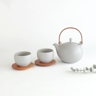 画像3: 【メッセージ 印字サービス】【SALIU】結 YUI 土瓶 急須 600ml 5点Set 湯呑み(カップ小) 山桜茶敷 茶托 ソーサー 墨 白 灰 日本製 美濃焼