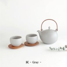 画像4: 【メッセージ 印字サービス】【SALIU】結 YUI 土瓶　急須　600ml　5点Set　湯呑み（カップ小）　山桜茶敷　茶托　ソーサー　　墨　白　灰　日本製　美濃焼 (4)