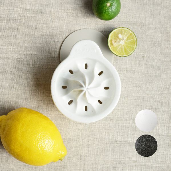 画像1: 【SHIKIKA】しぼり揃え　暮らしの小道具　スマートキッチン　ミニアイテム　しぼり　レモン搾り　ミニ　白　黒　小さい　ツール　磁器　ロロ　ＬＯＬO　日本製 (1)