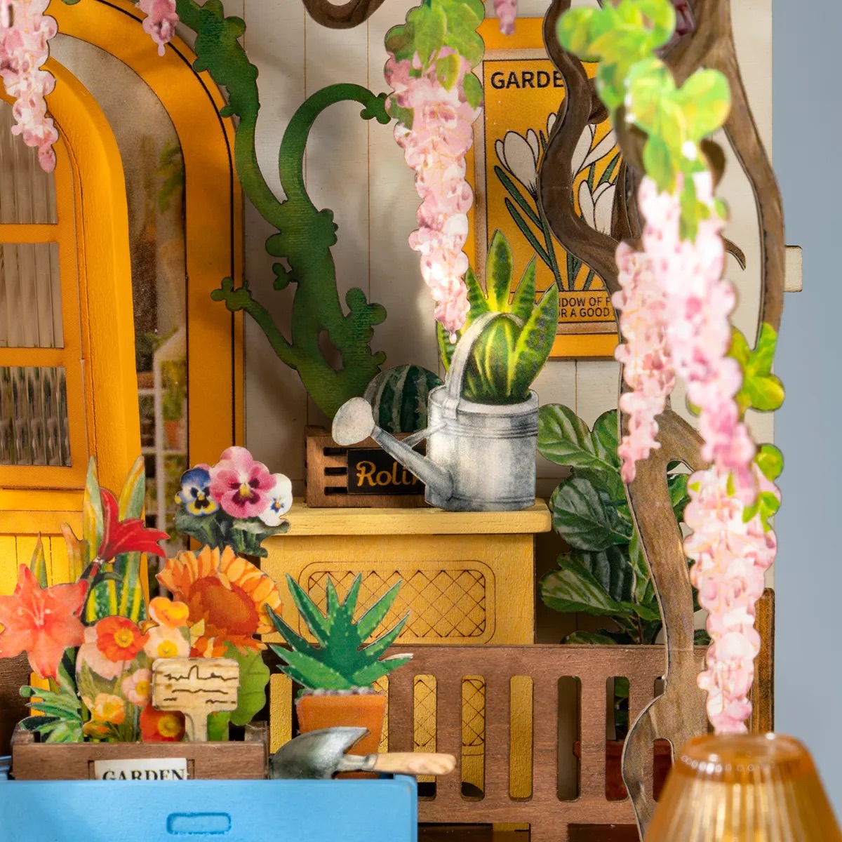 内部の花部分のアップ DIY 大人のトイ　癒しの時間　組み立てる　キット 大人のトイ